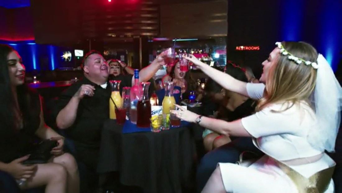 “¡Salud por Alejandro!” “¡Salud por Alejandro!”